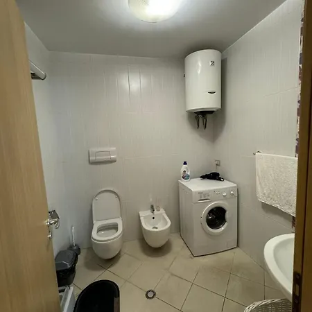 Diem Near Pazari I Ri * Tirana