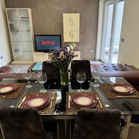 Diem Near Pazari I Ri * Tirana