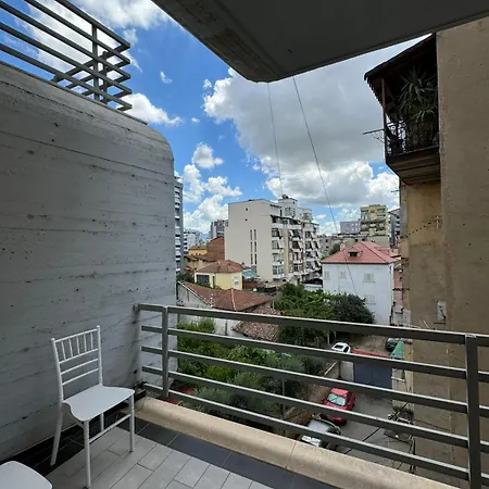 Diem Near Pazari I Ri * Tirana