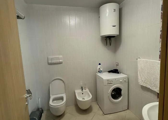 Diem Near Pazari I Ri * Tirana