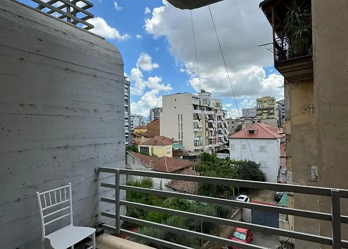 Diem Near Pazari I Ri * Tirana